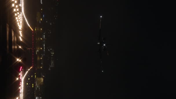 垂直ビデオ 小さなプライベートジェットが夜に到着 — ストック動画