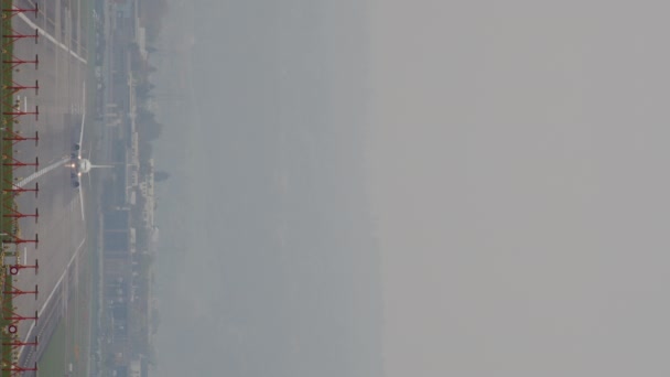 Вертикальне Відео Фронтальний Постріл Літака Злітає Туманний День Тлі Сірого — стокове відео