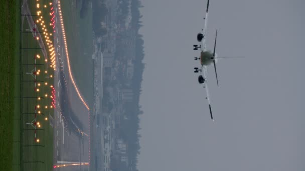 Vertikal Video Ett Passagerarflygplan Närmar Sig För Landning Flygplatsen Belyst — Stockvideo