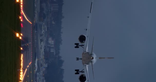 비디오 승객용 비행기가 조명을 활주로에 착륙하는 — 비디오