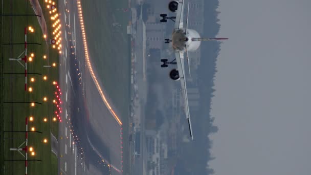 Verticale Video Vliegtuig Arriveert Luchthaven — Stockvideo