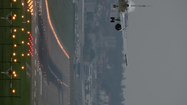 Вертикальне Відео Літак Приземлився Аеропорту Освітленій Злітно Посадковій Смузі — стокове відео