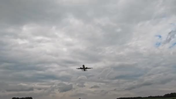 Широкий Низький Кут Пострілу Літака Летить Над Дротяним Парканом Аеропорту — стокове відео