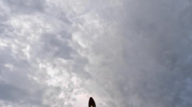 Alçak açılı, tepemizde uçan ve iniş için yaklaşan uçağın görüntüsü.