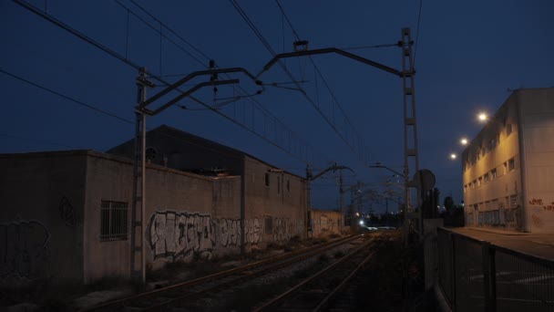 Бурджассот Іспанія Листопада 2022 Станцію Прибуває Транспортний Поїзд Метроваленсії Ввечері — стокове відео