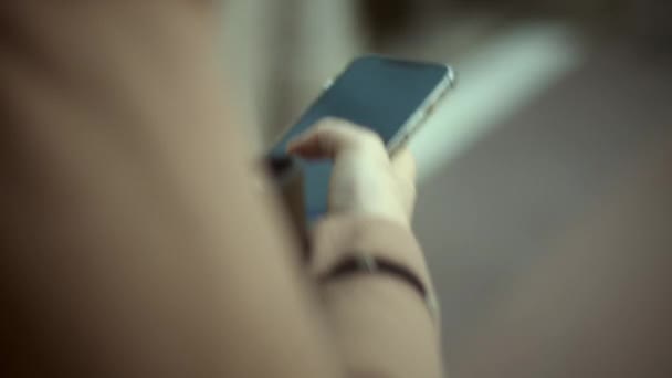 一个女人在外面走的时候用智能手机上网的特写镜头 电话和上网成瘾 — 图库视频影像