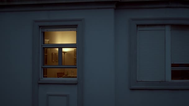 Widok Zewnętrzny Okna Domu Zmierzchu Pusty Pokój Przyciemnionym Światłem Lampy — Wideo stockowe