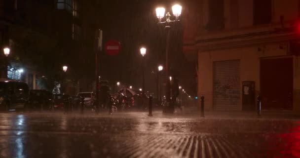 Важкий Дощ Ллється Нічному Місті Чоловік Парасолькою Йде Вулиці Запаленими — стокове відео