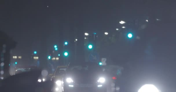 Slow Transport Traffic Street Green Traffic Lights Rainy Night Dazzling — Stockvideo