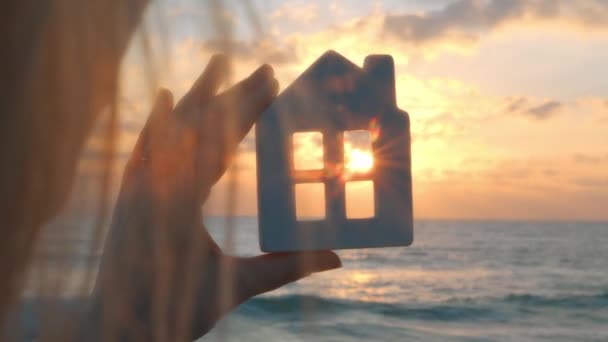 Closeup Anonymous Female Admiring Sunset Sky Window Toy House Beach — Stok video