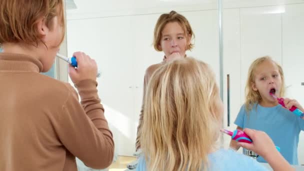 Two Siblings Boy Girl Brushing Teeth Front Mirror Morning — Vídeo de stock