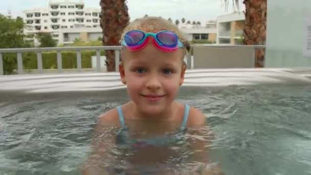 Een Jarig Meisje Met Een Roze Blauwe Bril Glimlacht Kijkt — Stockvideo