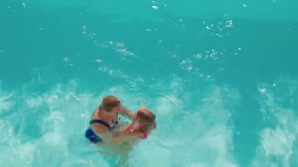 Wide Shot Mom Supporting Teaching Daughter Swim Pool Sunny Summer — Vídeo de Stock