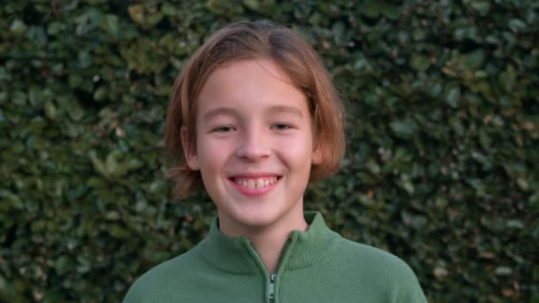 Close Year Old Caucasian Boy Wearing Green Sweater Looks Directly — Stock videók