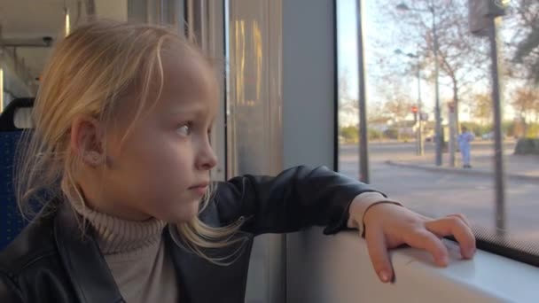 Nahaufnahme Eines Jährigen Mädchens Das Mit Einer Bahn Durch Eine — Stockvideo