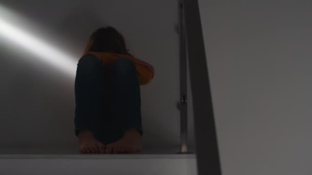 Ένας Έφηβος Κάθεται Ξυπόλητος Στα Σκαλιά Ενός Σπιτιού Κεφάλι Του — Αρχείο Βίντεο