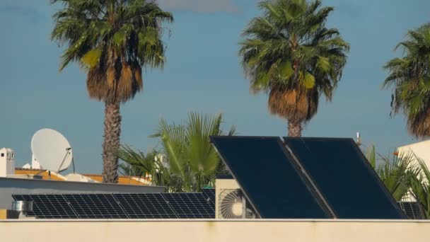 Dlouhý Záběr Střechu Domu Solárními Panely Satelitními Televizory Palmami Pozadí — Stock video