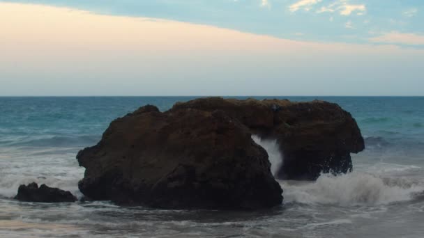 在沿海地区 海浪撞击巨石的慢镜头 — 图库视频影像