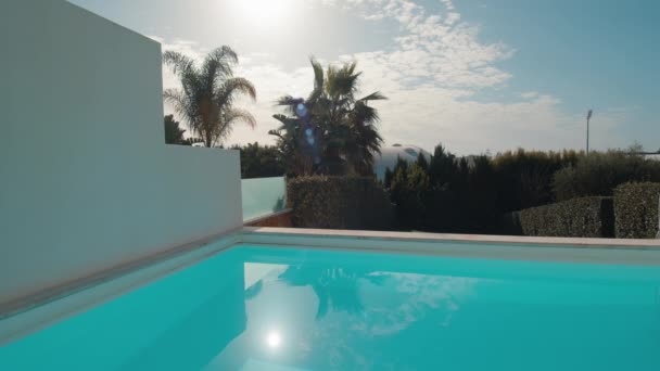 Portion Pool Villa Shown Frame Sun Palm Trees Reflecting Blue — ストック動画