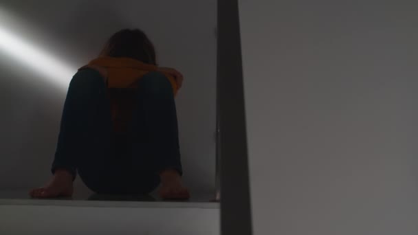 Cámara Rastrea Derecha Izquierda Mostrando Adolescente Suéter Amarillo Sentado Las — Vídeos de Stock