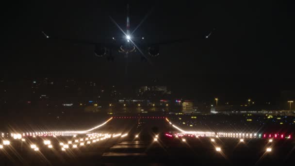 Een Donker Silhouet Van Een Vliegtuig Daalt Landt Nachts Landingsbaan — Stockvideo