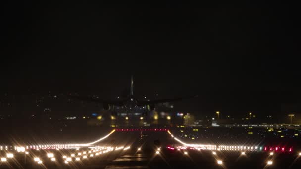 Sebuah Pesawat Komersial Turun Dan Mendarat Landasan Pacu Bandara Malam — Stok Video