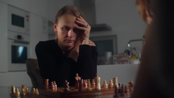 Μητέρα Και Γιος Της Ανταγωνίζονται Ένα Παιχνίδι Σκάκι Μέτρια Βολή — Αρχείο Βίντεο