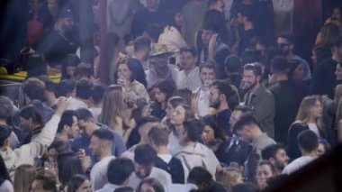 VALENCIA, İspanya - 11 Mart 2023: Gençler Valencia, İspanya 'da popüler bir festival olan Fallas' ta eğleniyor ve eğleniyorlar