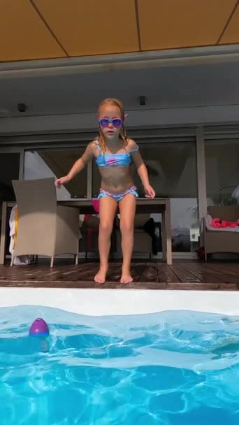 슬로우 Vertical Video Slow Motion 빌라에서 수영장으로 뛰어드는 소녀의 — 비디오