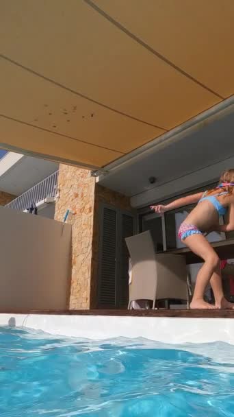비교적 여름날 소녀가 기분을 상쾌하게 수영장에 카메라는 그녀를 속으로 들어간다 — 비디오