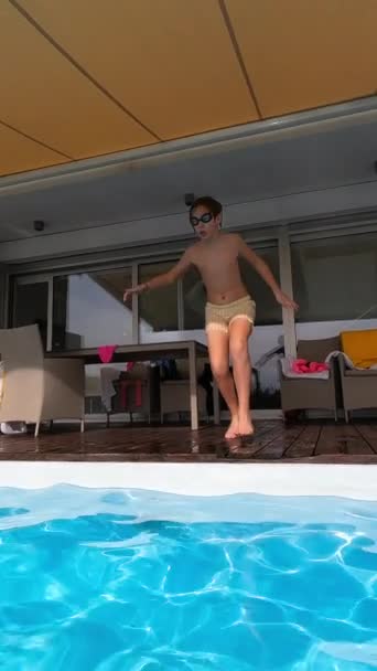 슬로우 Vertical Video Slow Motion 날씨가 화창할 고글을 수영장에 점프하는 — 비디오