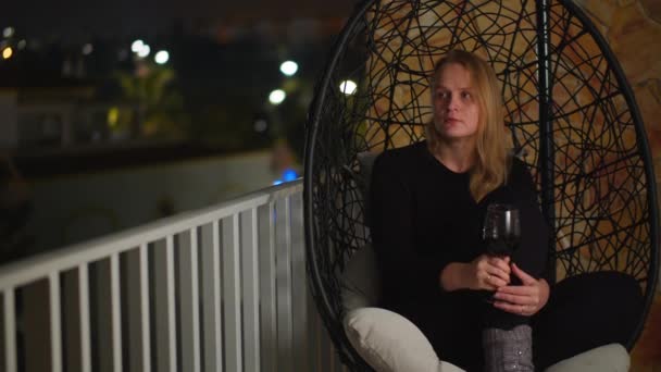 Eine Jährige Blonde Kaukasische Frau Sitzt Auf Einem Privaten Villenbalkon — Stockvideo