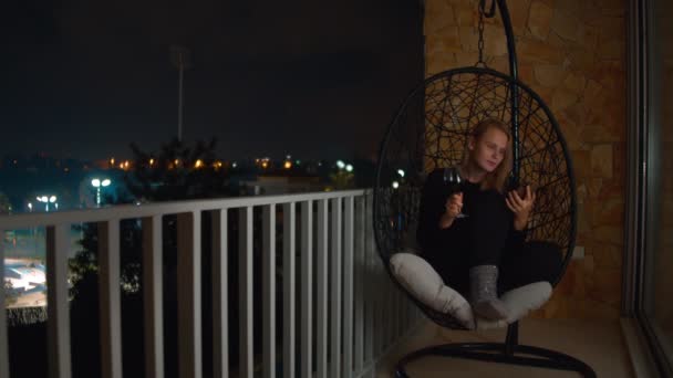 Weitwinkel Eine Jährige Kaukasische Blondine Sitzt Abends Auf Einem Hängesessel — Stockvideo