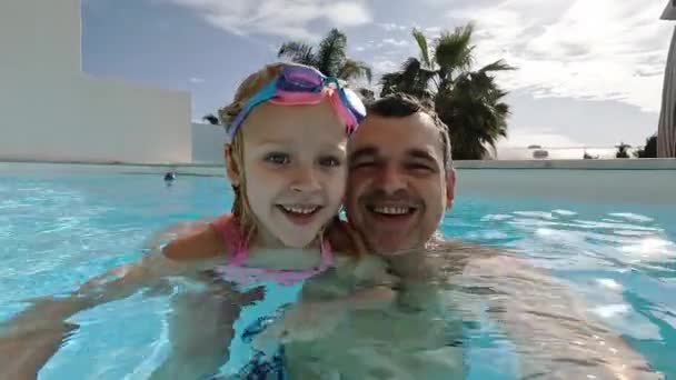 Vader Zijn Dochter Brengen Kwaliteitstijd Samen Door Bij Het Zwembad — Stockvideo