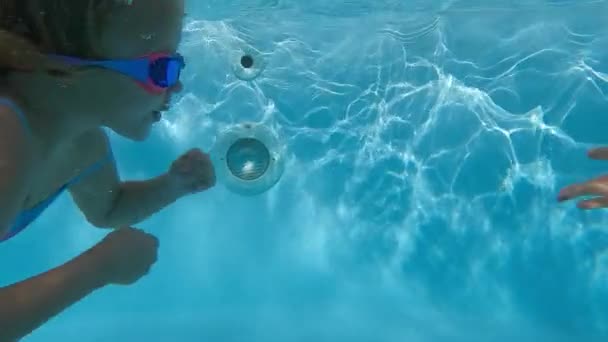 Onderwater Slow Motion Video Van Een Jarig Meisje Een Zwembril — Stockvideo
