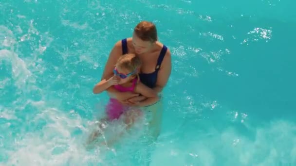 Hochwinkelaufnahme Eines Fünfjährigen Mädchens Und Ihrer Mutter Einem Swimmingpool Mädchen — Stockvideo