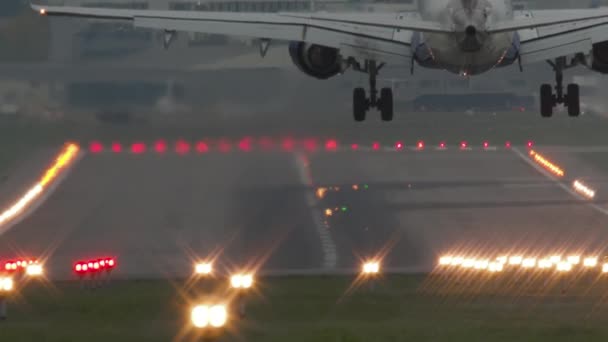 Avion Comercial Este Capturat Mișcare Lentă Timp Aterizează Pista Aeroportul — Videoclip de stoc