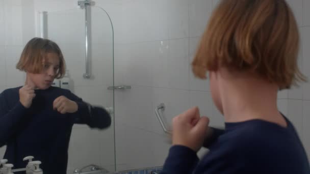 Ένα 12Χρονο Αγόρι Προπονείται Στο Μποξ Κοιτάζοντας Την Αντανάκλασή Του — Αρχείο Βίντεο