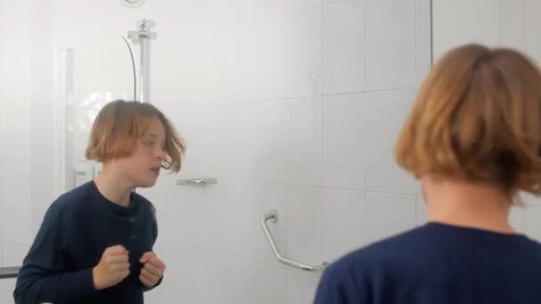Video Rallentatore Adolescente Caucasico Con Una Camicia Blu Che Pugilato — Video Stock