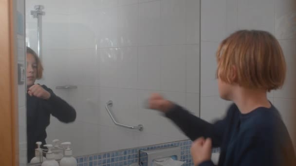 鏡の前の浴槽に立つボクシングのパンチを練習しています — ストック動画