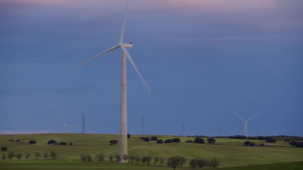 Elektrik Jeneratörlü Bir Rüzgar Türbini Güneş Batarken Bir Tarlada Yer — Stok video