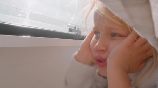 Close Uma Menina Loira Caucasiana Anos Com Olhos Azuis Deitada — Vídeo de Stock