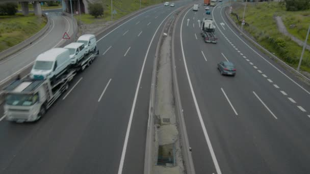 도로의 각도에서 찍었습니다 고속도로는 양쪽에 이있고 자동차와 트럭은 도로를 달리고 — 비디오