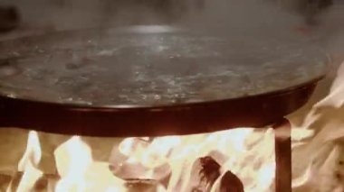 Kaynayan tavuk yahnisi ile büyük bir paella tabağı - Valencia Las Fallas Kutlaması