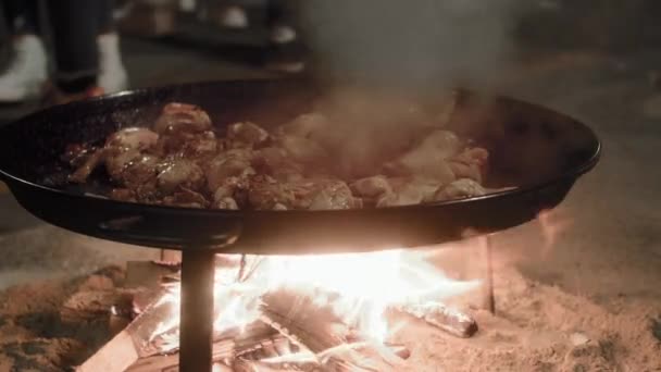 Csirkeláb Sistereg Egy Nagy Paella Étel Alatt Fallas Fesztivál Valencia — Stock videók