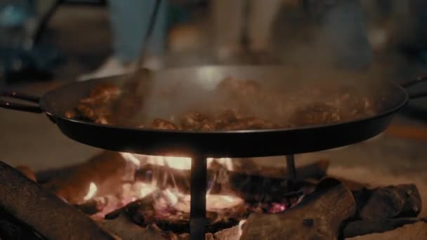 Vendedor Comida Callejera Cocina Pollo Una Gran Paellera Sobre Fuego — Vídeos de Stock