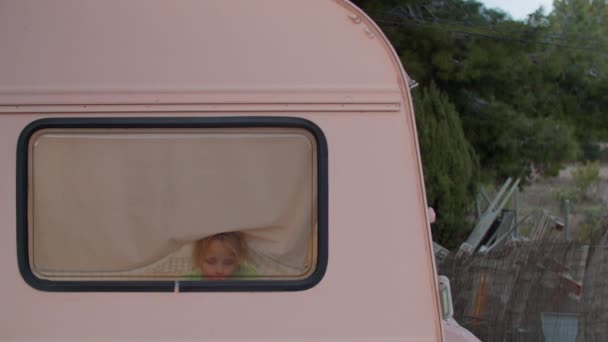 5歳の女の子は夜に小さなバンの中で退屈そうに見えます — ストック動画