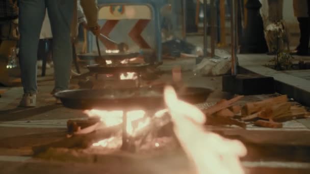 Långsamma Filmer Från Vinkelrät Över Paellas Matlagning Öppen Låga Inhägnad — Stockvideo