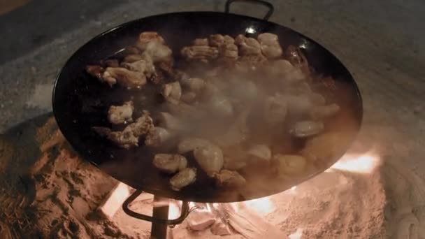 Chickens Sizzling Giant Paella Pan Pan Being Cooked Open Fire — Stock Video
