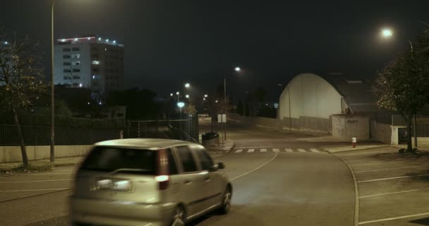 Ein Einsames Auto Fährt Nachts Eine Menschenleere Straße Einer Kleinen — Stockvideo